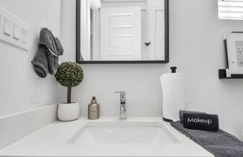 Stylish & Spacious 3BR Gem With Hot tub Near Downtown - Foto 38