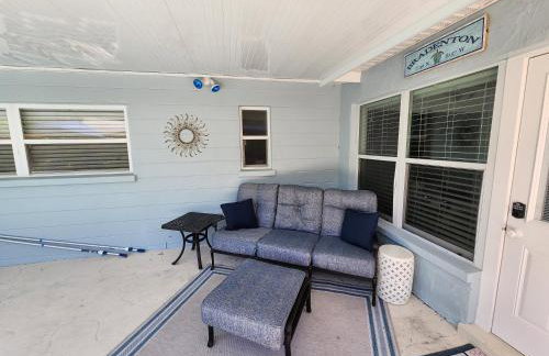 Coastal Vibes! Tropical heated pool home short drive to the beach - Foto 39