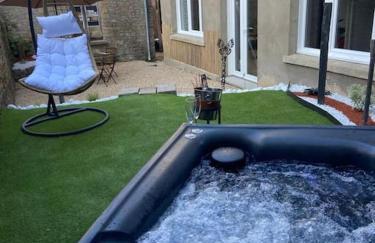 Beau Loft room proche mont saint Michel jaccuzi illimité en plein centre Avranches - Foto 3