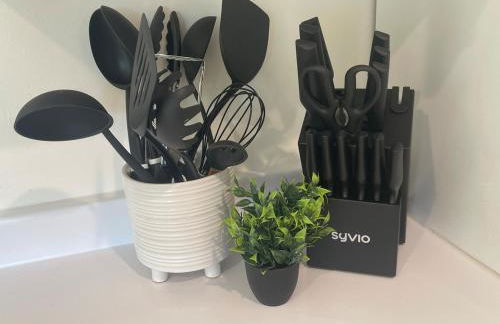 Granada Hills Private Unique Pool Luxury 4BR Family Retreat - Patio, Outdoor Dining, BBQ Grill, & Free Parking - Foto 16