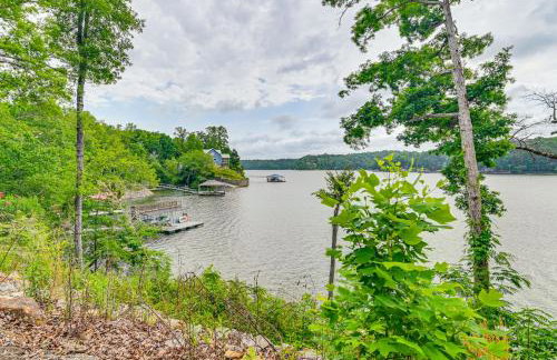 Upscale Getaway on Smith Lake with Boat Dock - Foto 40