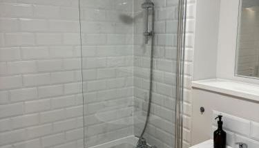 Stylish 2 bed Apartment, Rainham - Private Parking - Foto 4