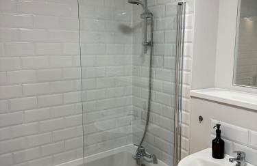 Stylish 2 bed Apartment, Rainham - Private Parking - Foto 4