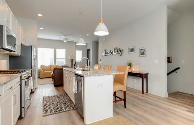 Spectacular Condo Rooftop Deck Great for Groups - Photo 9