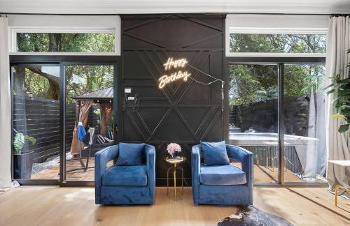 Black House - Downtown Elegance with HotTub and King Beds - Photo 13