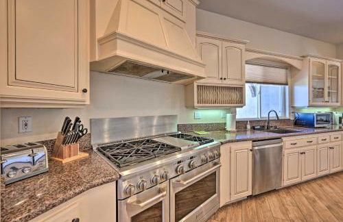 Luxe Vista Getaway with Private Pool and Hot Tub! - Foto 10