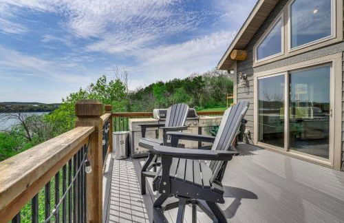 Lavish Retreat with Decks, Steps to Table Rock Lake! - Foto 36