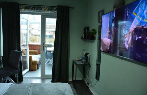 Cosy and Private with 55"TV and Dedicated Toilet Shower Space - Foto 61
