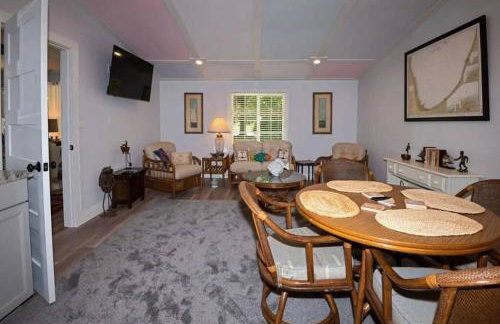 Little Blue Cottage: a wooded getaway near beaches and towns - Foto 10