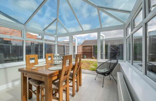 Charming House with Free Parking - Photo 29