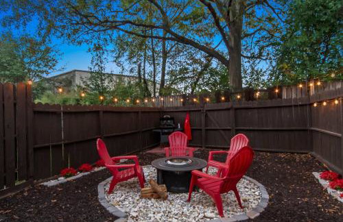 Day Dreamer minutes to Stadium with Fire pit and Parking - Foto 33