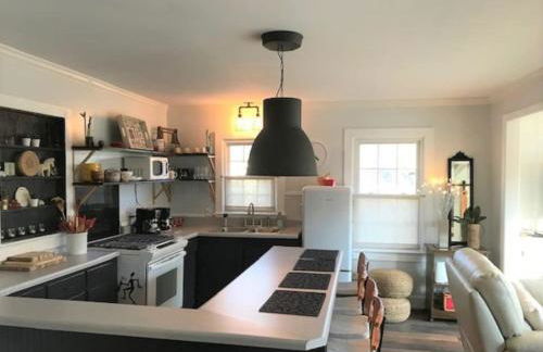 Charming Romantic Lakefront Cottage or Guest Room Depending on Availability Near Golf - Foto 19