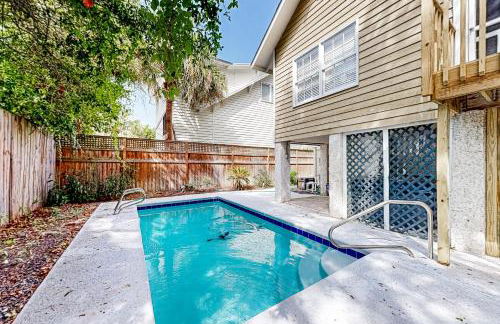 Classic coastal home with game room & private hot tub - walk to beaches - Foto 36