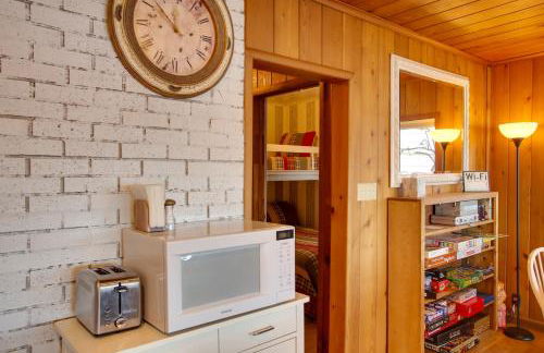 Charming Lakefront Cabin with Deck and Fire Pit! - Foto 11