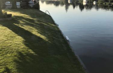 ENTIRE LUXURY yacht 70sqm Oyster Fund - Quiet and relaxing - 2 double bedrooms both en-suite - HEATING - sleeps up to 4 people - moored on our Private Island - nearby LEGOLAND THORPE PARK ASCOT RACES WENTWORTH LONDON Lapland UK -NO Parties - - Foto 26