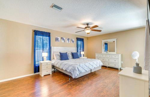 Relax Poolside Spring Hill Family Home with Yard! - Foto 16