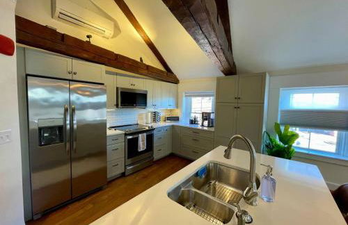 4 King Suites, Downtown, Outlets, Beach, Historic - Photo 45