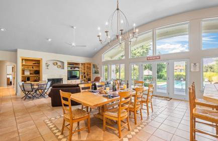 Vineyard Estate w Pool Spa Bocce Ball Mins to Wineries Park Lawndale Manor by AvantStay - Foto 9