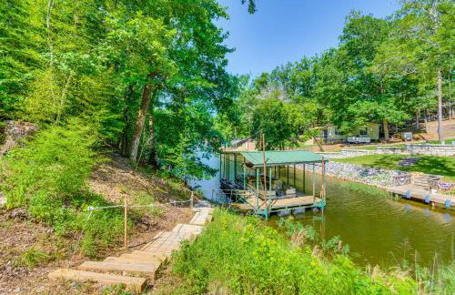 Lakefront Retreat with Multi-Level Deck and Dock! - Foto 26