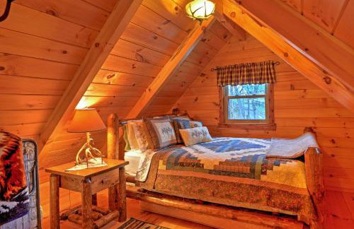 Rustic Dundee Log Cabin with Hot Tub and Forest Views! - Foto 25