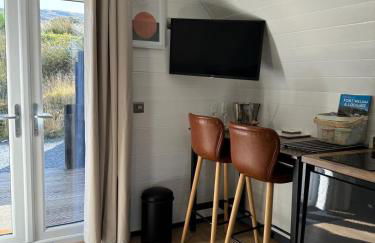 Apex Studio Pod & Jacuzzi Bath - Photo 3