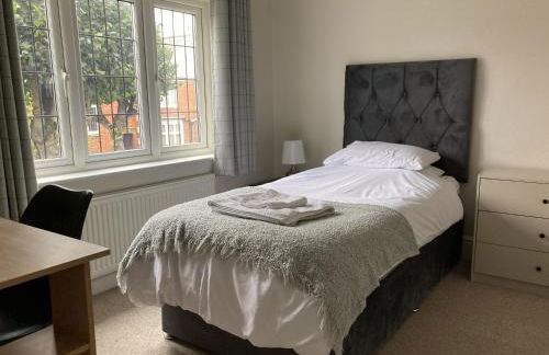 Large 4 bed detached house with parking - Foto 9