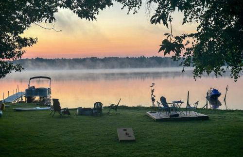 Deck and Scenic Views Lakefront Cottage in Hale! - Foto 35
