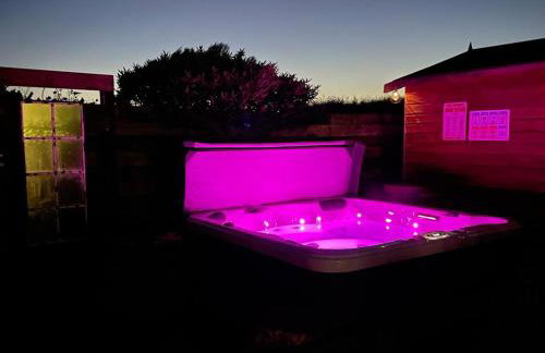 Baywatch Mawgan Porth Spacious Home sleeps 9, Games room, Parking & Garden - Foto 19