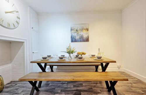 Large 5-Bedroom Home, Perfect for Long Stays & Team Accommodation - Foto 16