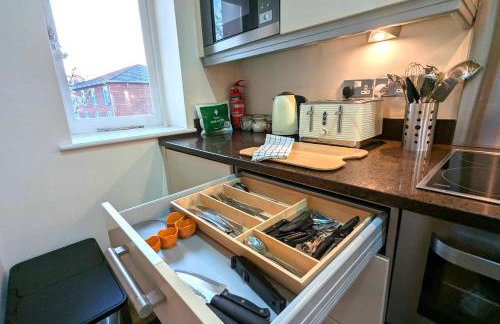 Luxury 2 Bed Apt, Sleeps 4, Secure PRKG-1 Car, Ascot Racecourse 5min walk, Legoland & Lapland 8mins, Windsor 15mins - Foto 19