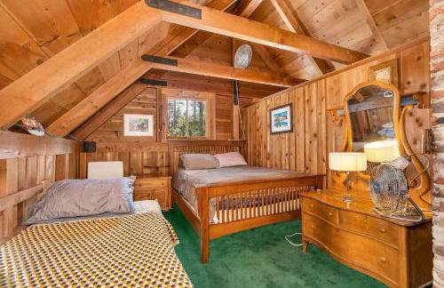 Rustic Knotty Pine - Minutes to the Water! - Photo 38
