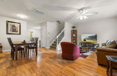 Spacious 3BR Retreat Perfect for Groups Near Downtown - Foto 5
