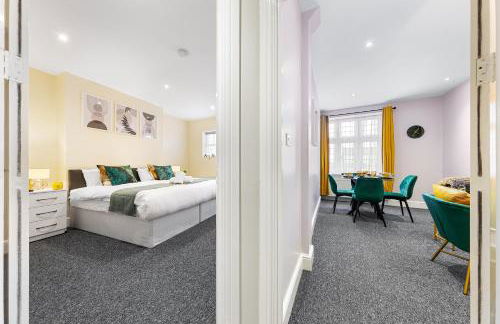 Spacious London 2-Bed Flat with a King Bed-Save on Long Stays-5 Separate Beds- Parking Available! - Foto 12