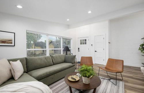 Light-Filled Modern Flat Near 25th Street Fun - Photo 4
