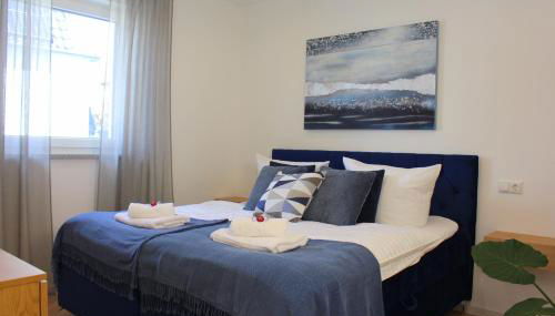 Großes Apartment mit Küche, Dusche, Badewanne, Balkon, Parkplatz vor dem Haus, ruhig gelegen, ADA4 - Foto 2