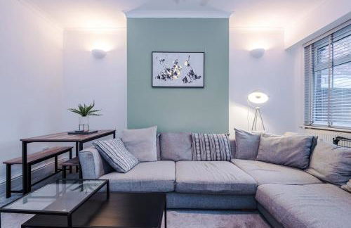 4 Bedroom House in Walkden with Free Parking, by Short Term Digs Short Lets & Serviced Accommodation - Foto 7