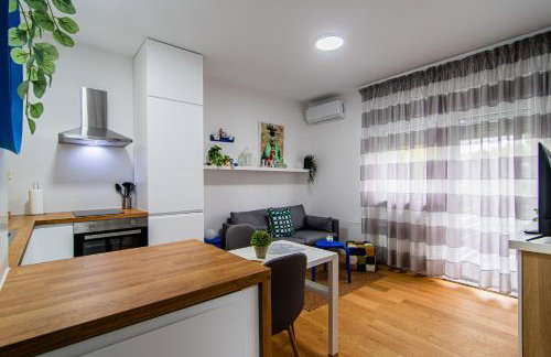 Flexible SelfCheckIns 110 - Zagreb - Private Parking - Loggia - Foto 12