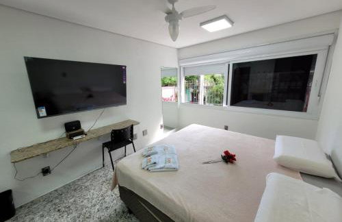 Flats completos e aconchegantes a menos de 1 quadra do Hospital de Clinicas de Porto Alegre - Foto 1