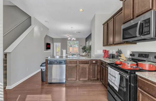 3BR Townhouse King Bed Garage Near NC State - Foto 27