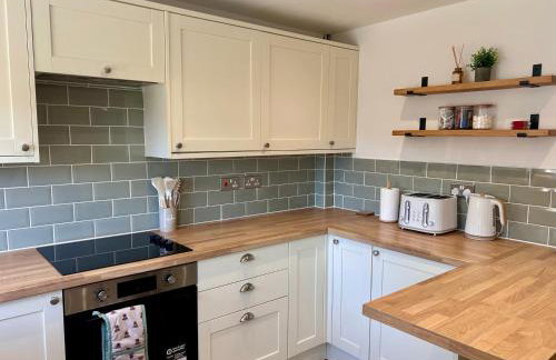 Brand New 2 Bed House - Sleeps 4 - Free Parking - Near HS2 & Drayton Manor - Foto 4