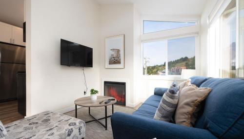 Bright Pacifica Townhouse - Photo 3