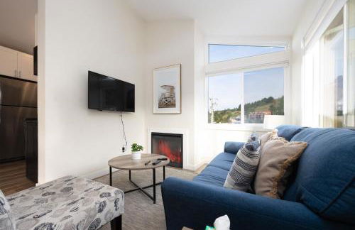 Bright Pacifica Townhouse - Photo 3