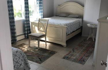 Spacious and Walk to the Beach with Central AC and Outdoor Shower - Photo 21