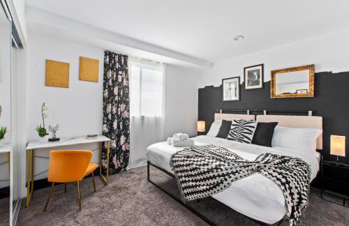 Spacious Luxury Villas in the heart of LA! Free parking and Jacuzzi - Photo 64