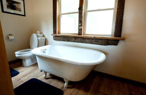Romantic Couples' Cabin Getaway in Pittsfield, New Hampshire - Foto 10