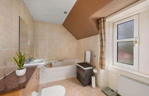 Gilmore House - 5 Bedroom Victorian Home with Hot Tub - Photo 28