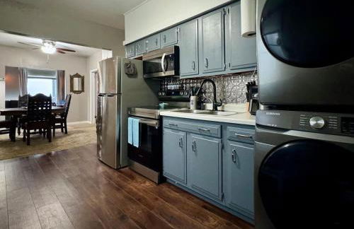 Comfy, Close to Downtown with Lake & Lift Bridge Views - Foto 11