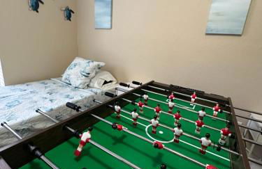 Near AT&T Stadium, UTA, Globe Life, Six Flags, DFW Airport, American Airlines Center with Games and Crib - Foto 3