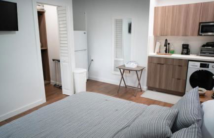 Stylish Studio Near Wynwood & Design District - Photo 10