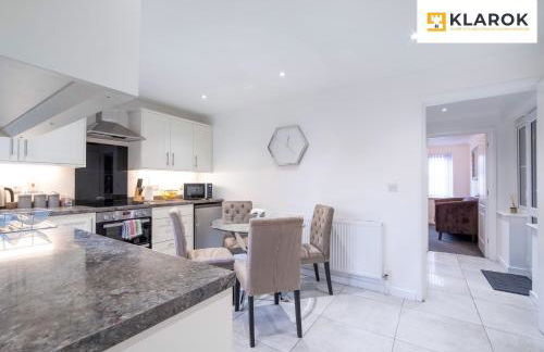 LONG STAYS 30pct OFF - Spacious 4Bed - Sports Channels - Parking By Klarok Short Lets & Serviced Accommodation - Foto 11